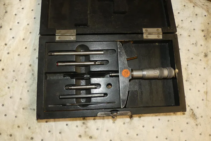 Tiefenmessschraube mit Wechselmessstäben (Mikrometer-Tiefenmesser), im Holzkoffer